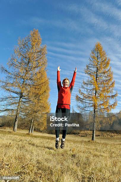 Frau In Rot Jumping Herbst Stockfoto und mehr Bilder von Aktiver Lebensstil - Aktiver Lebensstil, Blau, Eine Frau allein
