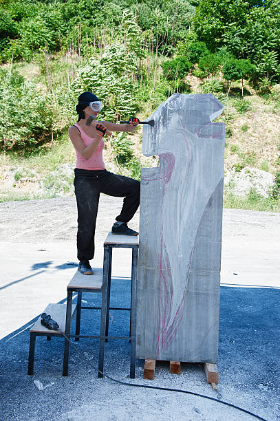 el escultor - sculpture women fine art statue marble fotografías e imágenes de stock