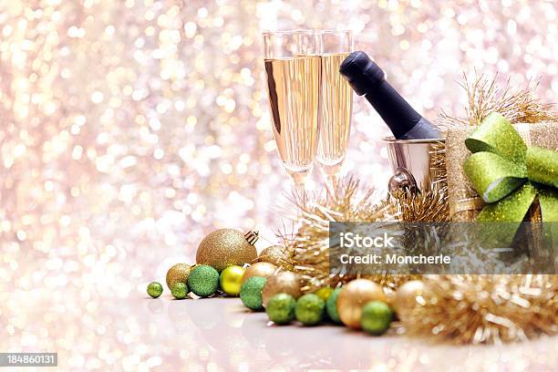 Weihnachten Kugeln Und Champagner Mit Textfreiraum Stockfoto und mehr Bilder von Flasche - Flasche, Schaumwein, Alkoholisches Getränk