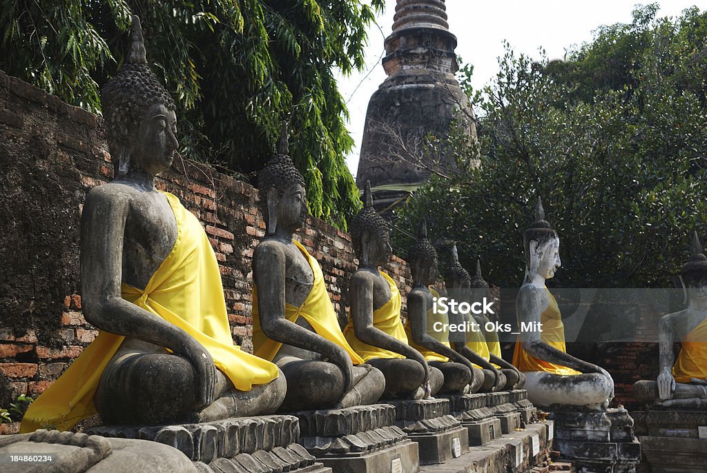 Fila de Buda de esculturas en templo tailandés. - Foto de stock de Arquitectura libre de derechos