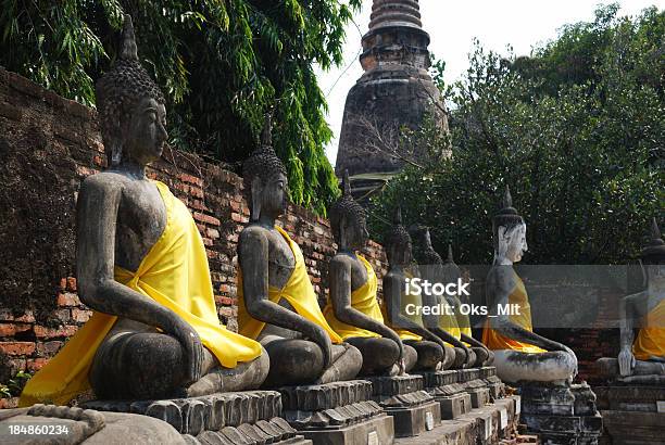 Fila De Buda De Esculturas En Templo Tailandés Foto de stock y más banco de imágenes de Arquitectura - Arquitectura, Asia, Asia Sudoriental