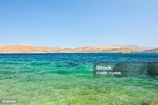 Photo libre de droit de Gournas Bay Avec Des Moulins À Vent banque d'images et plus d'images libres de droit de Admirer le paysage - Admirer le paysage, Archipel du Dodécanèse, Baie - Eau