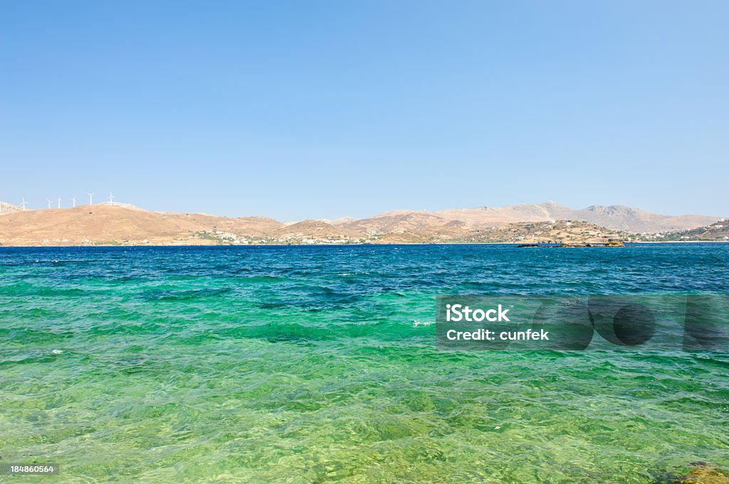 Gournas bay con Mulini a vento - Foto stock royalty-free di Acqua