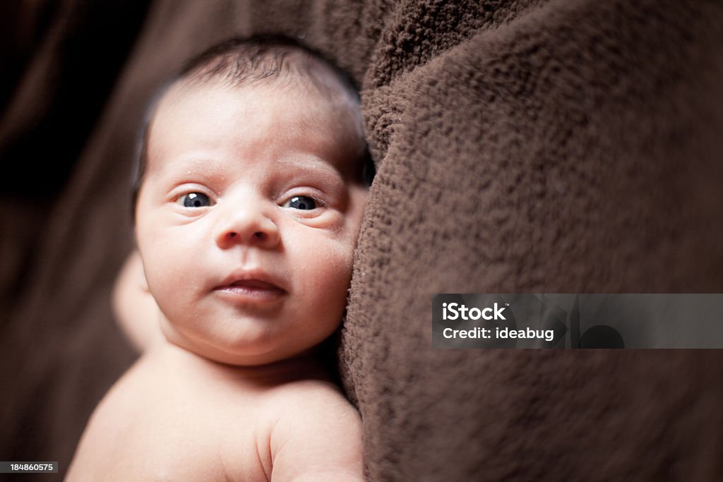 Neonato bambino ragazzo guardando la telecamera mentre è disteso sulla schiena - Foto stock royalty-free di 0-1 Mese