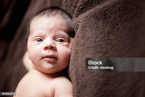 Neonato Bambino Ragazzo Guardando La Telecamera Mentre È Disteso Sulla Schiena - Fotografie stock e altre immagini di 0-1 Mese