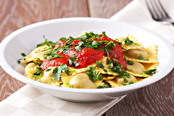 ravioli mit tomatensauce - vibrant color tomato vegetable pasta stock-fotos und bilder