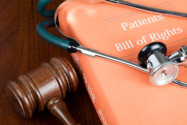 bill of rights de doentes - patient stethoscope gavel hammer imagens e fotografias de stock