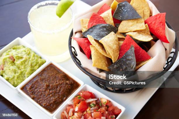 Tazones Que Contienen Nachos Guacamole Y Salsa De Tomate Dip Con Margarita Foto de stock y más banco de imágenes de Margarita - Cóctel