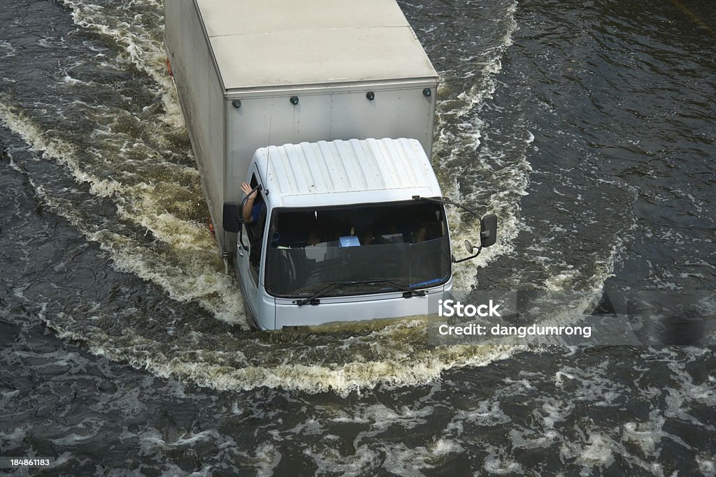 Condução carro em águas de inundação em Banguecoque, Tailândia - Royalty-free Enchente Foto de stock