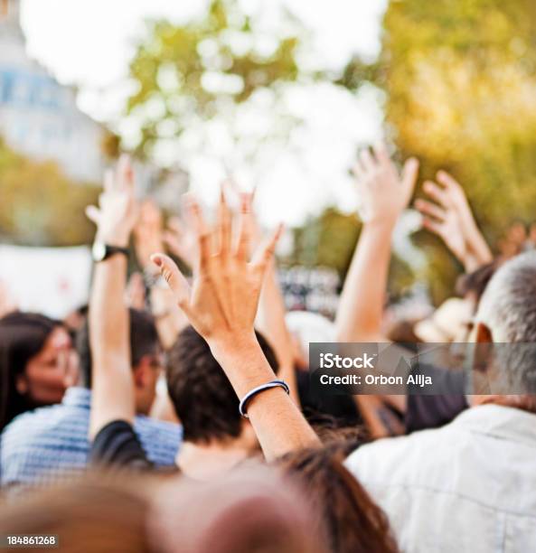 Elevar Las Manos Foto de stock y más banco de imágenes de Manifestación - Manifestación, Reunión, Política