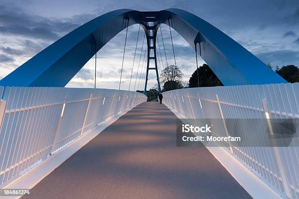 歩道橋を Motorway エクセター M 5 - イギリス エクセターのストックフォトや画像を多数ご用意 - イギリス エクセター, つり橋, イギリス