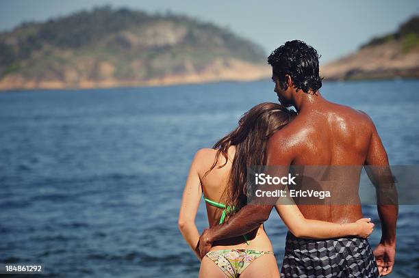 Foto de Lindo Casal Na Praia e mais fotos de stock de Abraçar - Abraçar, Adulto, Alegria