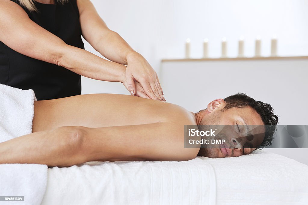 Jovem recebendo uma massagem - Foto de stock de 30 Anos royalty-free