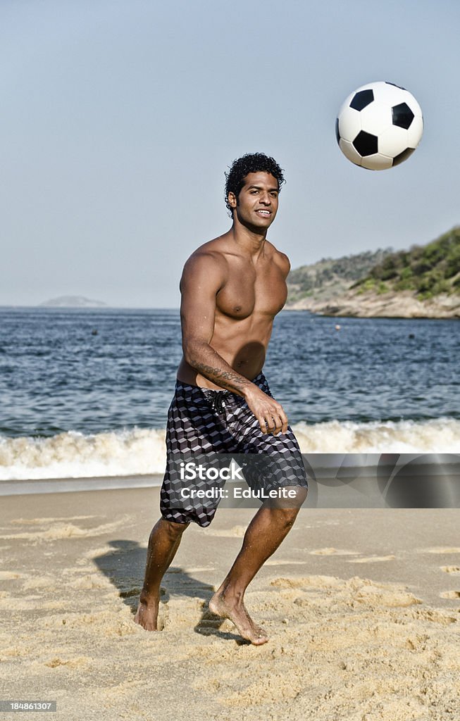 Fútbol playa - Foto de stock de Brazos estirados libre de derechos