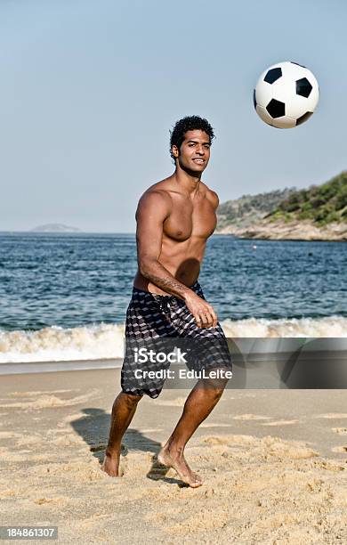 Fútbol Playa Foto de stock y más banco de imágenes de Brazos estirados - Brazos estirados, Hombres jóvenes, Río de Janeiro