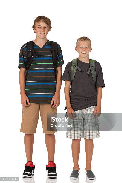 Porträt Von Zwei Männliche Teenager Mit Rucksäcken Stockfoto und mehr Bilder von 14-15 Jahre - 14-15 Jahre, 16-17 Jahre, Blick in die Kamera
