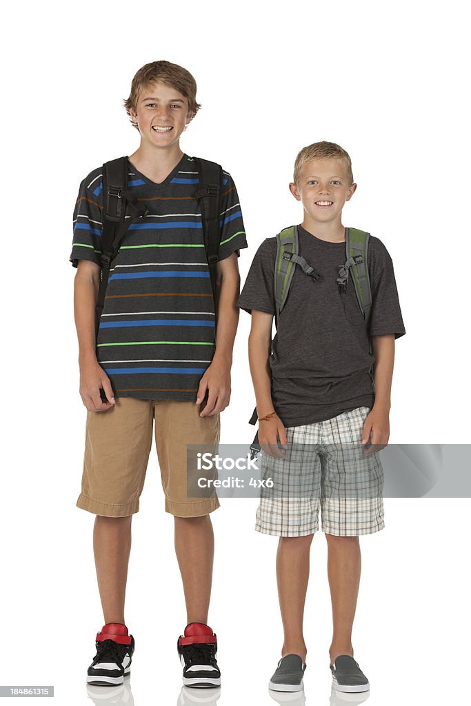 ポートレート、2 つのバックパックを背負って立つ少年 - 14歳から15歳のロイヤリティフリーストックフォト