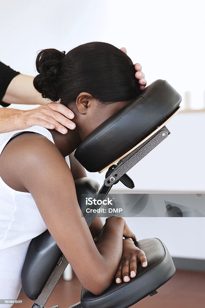 Frau mit einer Kopfmassage Stuhl - Lizenzfrei Massieren Stock-Foto