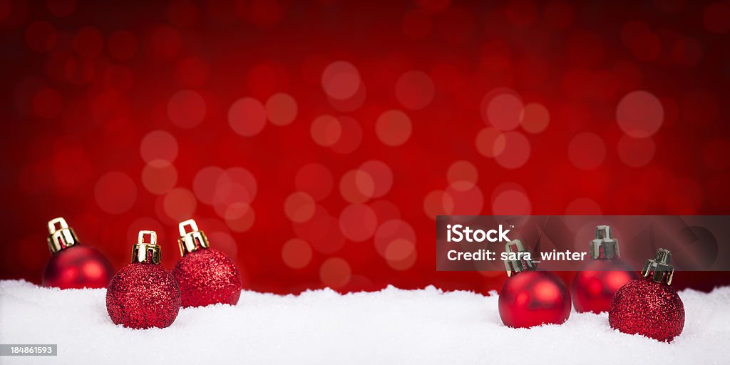 Красный Рождественские украшения на абстрактный фон - Стоковые фото Снег роялти-фри