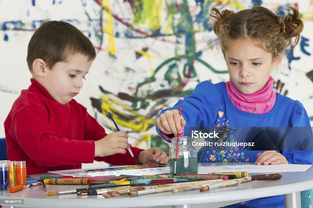 Привлекательная дети рисования - Стоковые фото 4-5 лет роялти-фри
