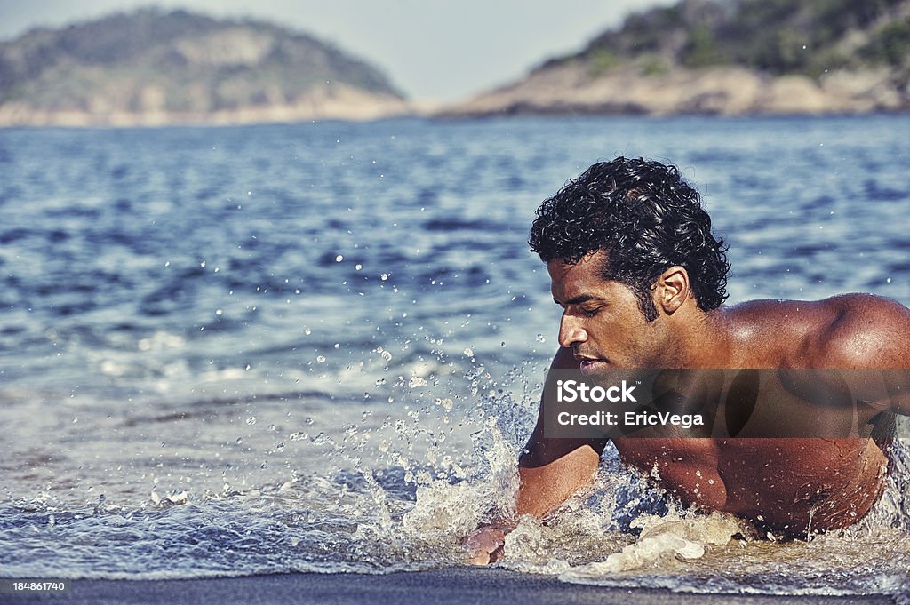 매력적인 브라질리안 숫나사 해변에서 Rio de Janeiro - 로열티 프리 남자 스톡 사진