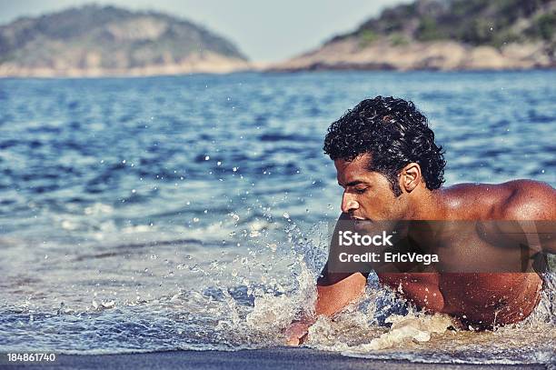 매력적인 브라질리안 숫나사 해변에서 Rio De Janeiro 남자에 대한 스톡 사진 및 기타 이미지 - 남자, 브라질, 패션모델