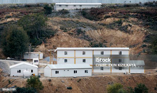 Prefabricated Häuser Auf Einer Baustelle Stockfoto und mehr Bilder von Baugewerbe - Baugewerbe, Außenaufnahme von Gebäuden, Bauen