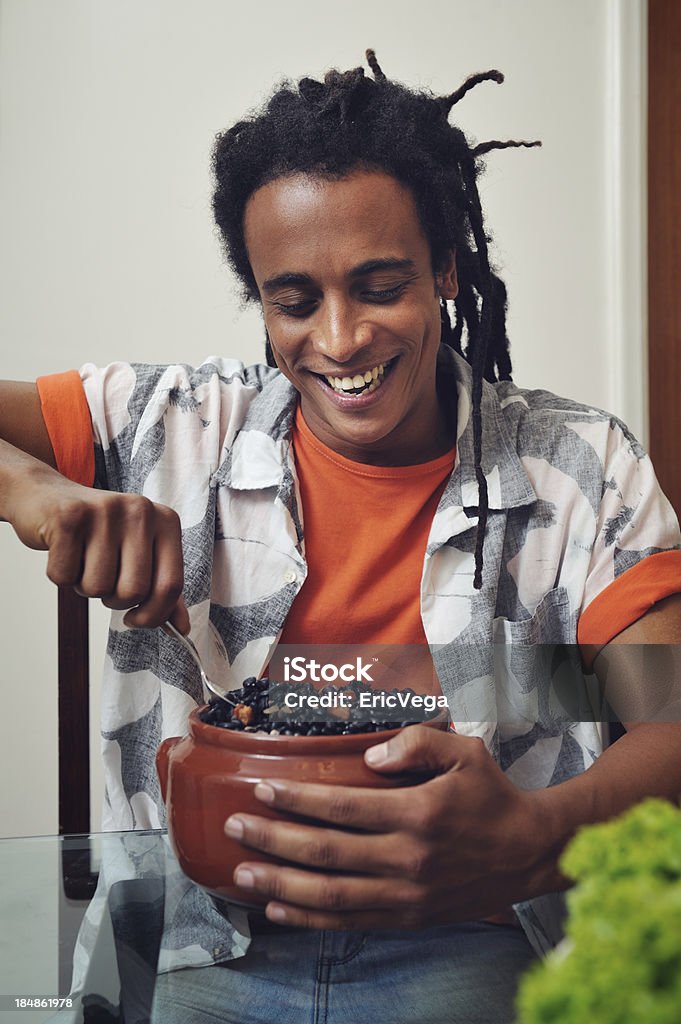 Hambre hombre comiendo Feijoada - Foto de stock de Abundancia libre de derechos