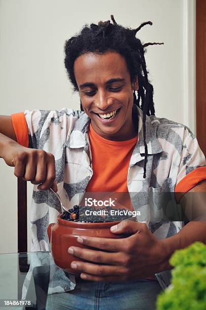 Hambre Hombre Comiendo Feijoada Foto de stock y más banco de imágenes de Abundancia - Abundancia, Adulto, Afrodescendiente