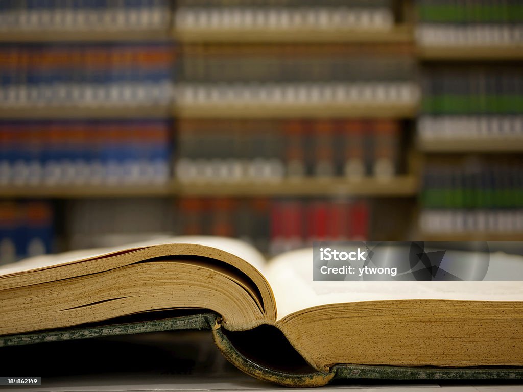 Molto vecchio libro in una Biblioteca giuridica - Foto stock royalty-free di Dizionario