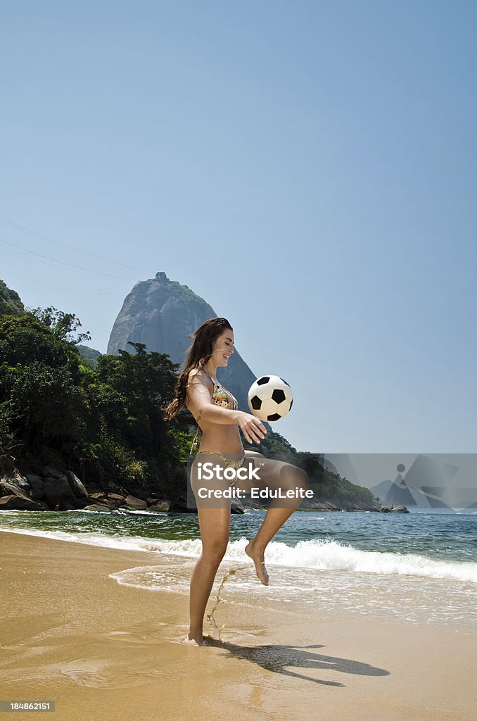 女性サッカービーチで - 女子サッカーのロイヤリティフリーストックフォト