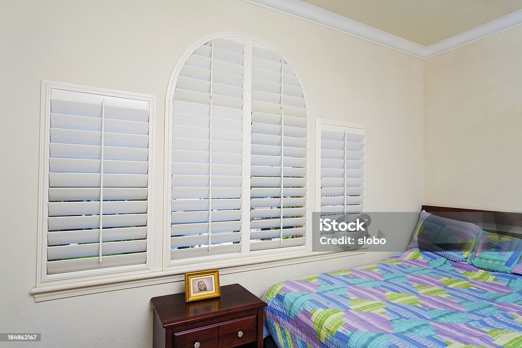 Schlafzimmer mit Fenster mit Jalousien - Lizenzfrei Architektur Stock-Foto