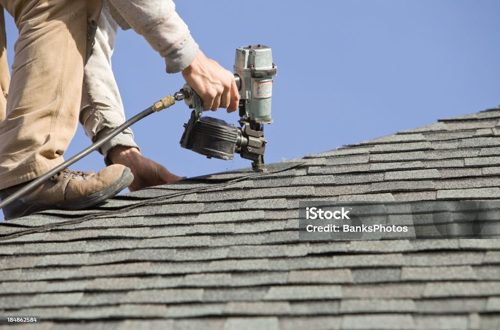 Dachdecker total an Kappe Shingle auf ein neues Haus Dach - Lizenzfrei Dach Stock-Foto