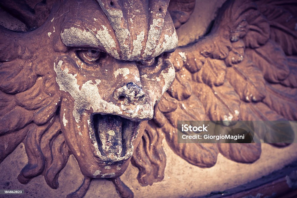 Терракота Daemon Статуя, Старый Фасад украшения - Стоковые фото Визжать роялти-фри