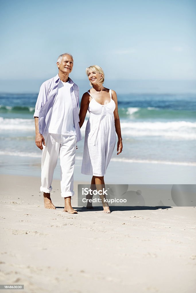 Junges Paar zu Fuß am Strand - Lizenzfrei Pensionierung Stock-Foto