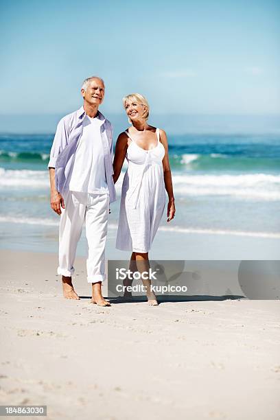 Junges Paar Zu Fuß Am Strand Stockfoto und mehr Bilder von Pensionierung - Pensionierung, Seniorenpaar, Strand