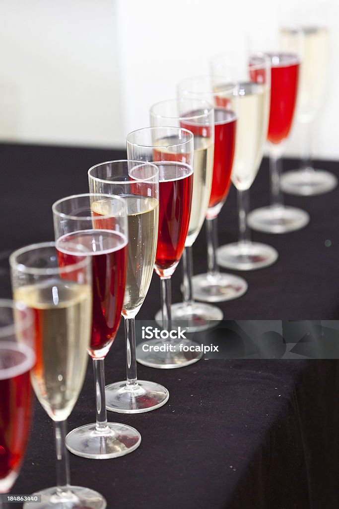 Rose et blanc Champagne dans une rangée - Photo de Aliments et boissons libre de droits