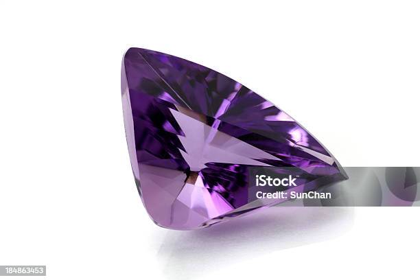 Amethyst En Forma Libre Foto de stock y más banco de imágenes de Amatista - Amatista, Gema - Fenómeno natural, Púrpura