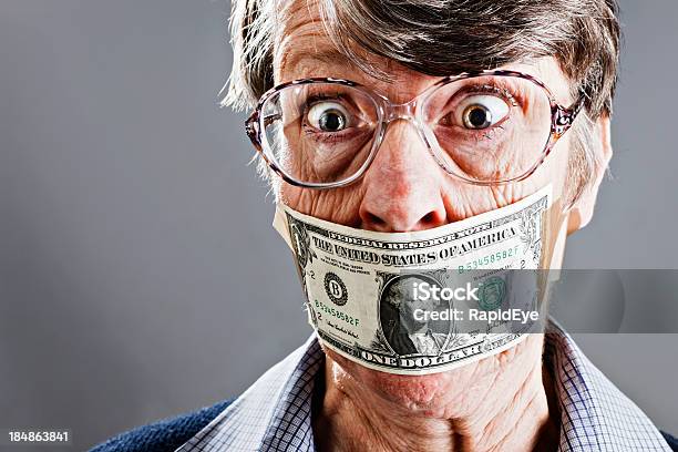 Mujer Indignado Gagged Con Dólares Estadounidenses Foto de stock y más banco de imágenes de 70-79 años - 70-79 años, Adulto, Ansiedad