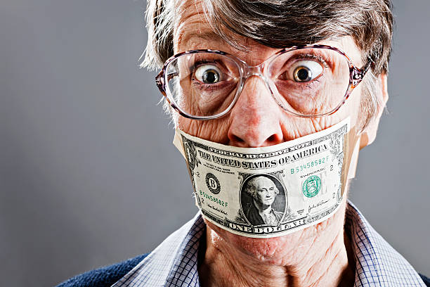 歳の女性 outraged gagged 、紙幣 - currency silence censorship behavior ストックフォトと画像