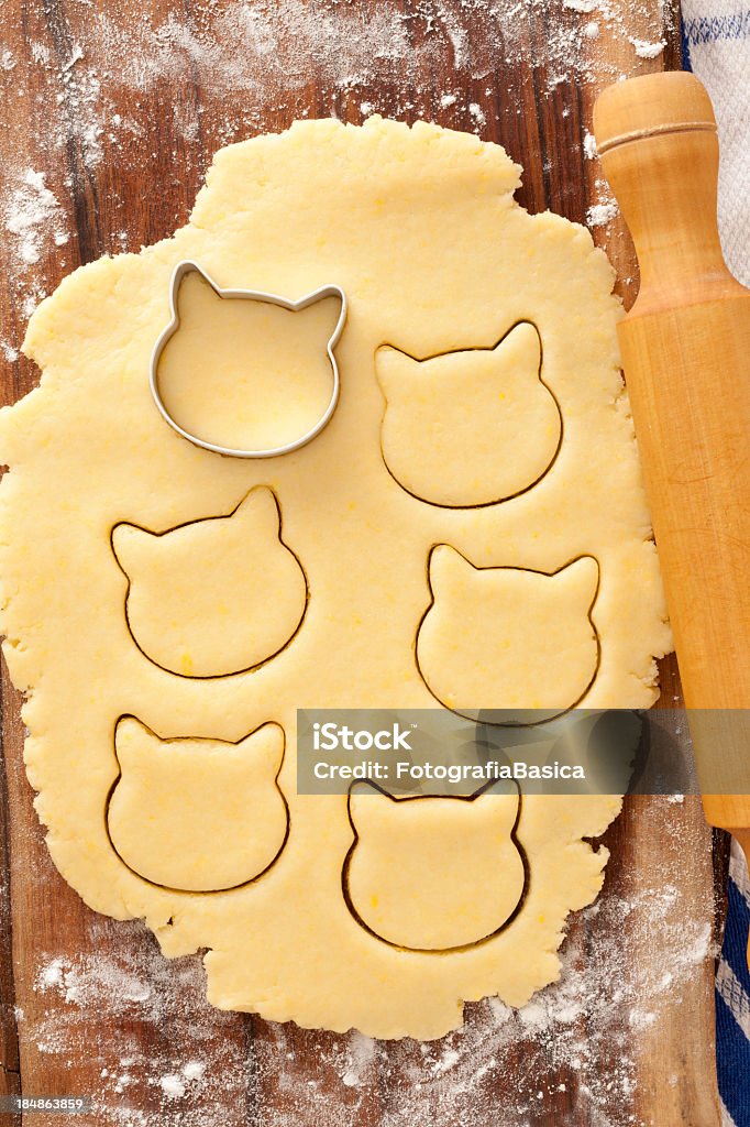 Preparar cat forma de las cookies - Foto de stock de Galleta - Dulces libre de derechos