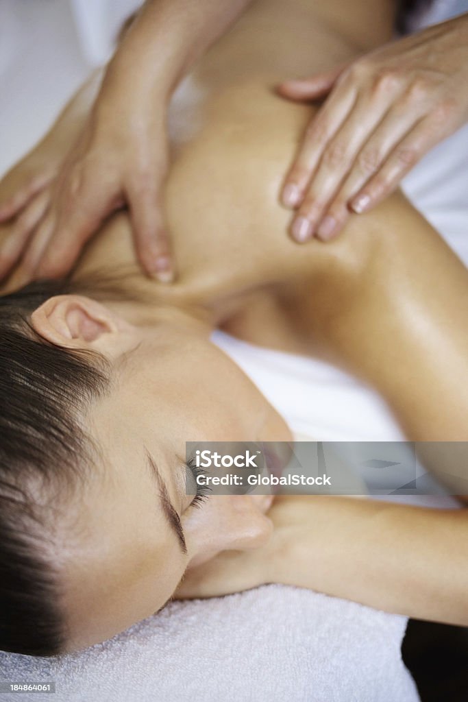 Spokojna kobieta coraz masaż na plecach - Zbiór zdjęć royalty-free (20-29 lat)