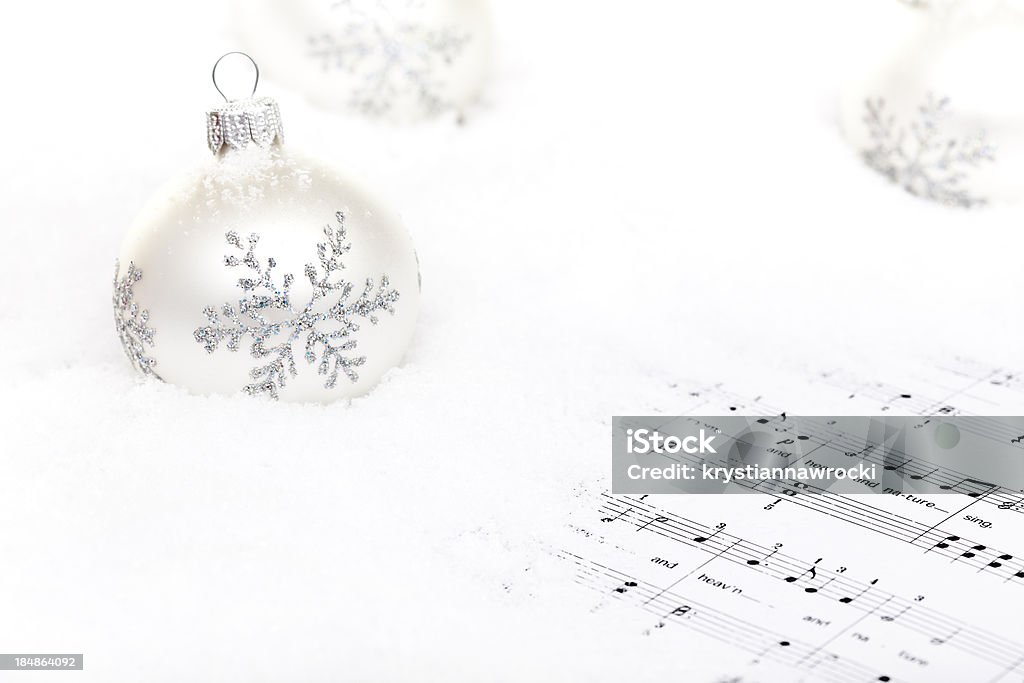 Branco bolas para árvore na Neve - Royalty-free Cantor de Cânticos de Natal Foto de stock