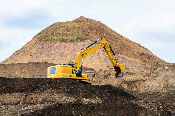 Excavadora amarilla en el sitio de construcción de la carretera - foto de stock