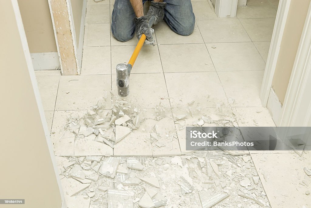 Bauarbeiter Abbrechen Flur Fliesen mit dem Vorschlaghammer - Lizenzfrei Fliesenboden Stock-Foto