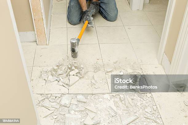 Bauarbeiter Abbrechen Flur Fliesen Mit Dem Vorschlaghammer Stockfoto und mehr Bilder von Fliesenboden