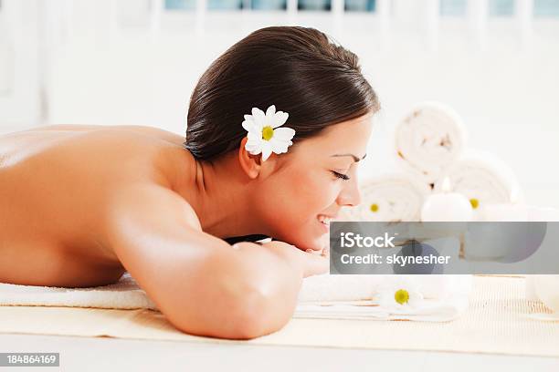 Schöne Junge Frau Entspannung Im Spacenter Stockfoto und mehr Bilder von Alternative Behandlungsmethode - Alternative Behandlungsmethode, Alternative Medizin, Aromatherapie