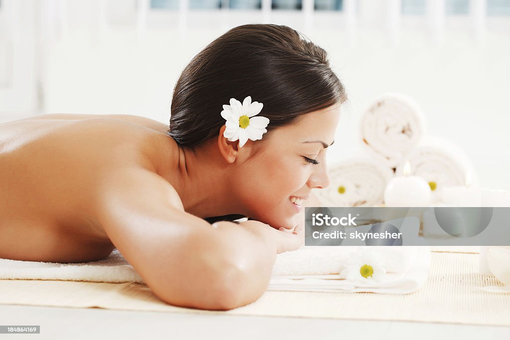Belle jeune femme se détendre dans le centre de spa. - Photo de Adulte libre de droits