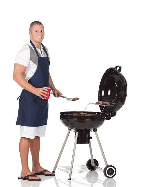 человек приготовление пищи на барбекю-гриль - barbecue grill chef barbecue sausage стоковые фото и изображения