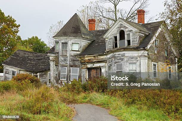 Abandonado House Foto de stock y más banco de imágenes de Casa - Casa, Maine, Abandonado